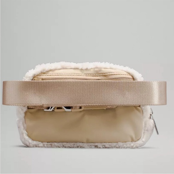 Lululemon Everywhere Fleece Belt Bag  - Natural Ivory/Trench colour - Picture 2 of 6